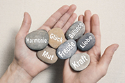 Steine mit positiven Begriffen als Synonym für Psychotherapie