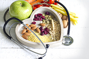 Stethoskop mit Zerealien und Obst als Synonym für gesunde Ernährung
